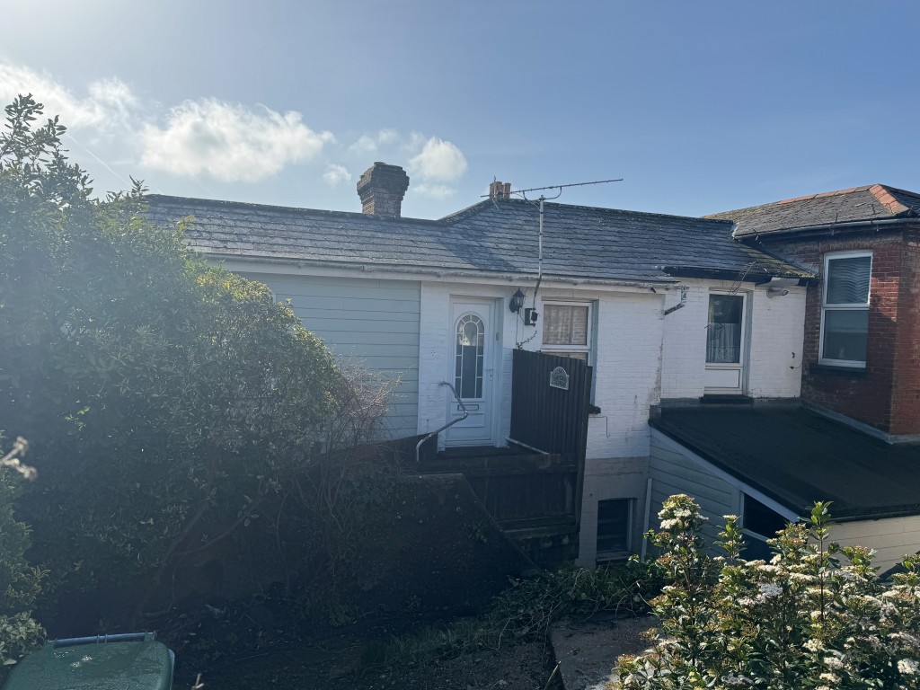 Lot: 145 - TOWN-CENTRE FLAT WITH PRIVATE ACCESS FOR INVESTMENT OR OCCUPATION - Front of property